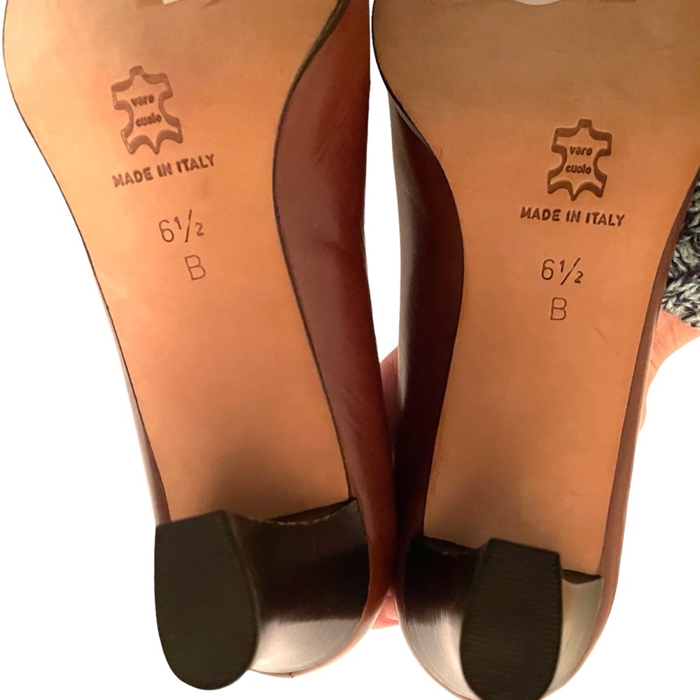 Saks Fifth Avenue Beautiful Brown Leather Pumps Size 6 1/2 B tag still on bottom - Picture 5 of 7